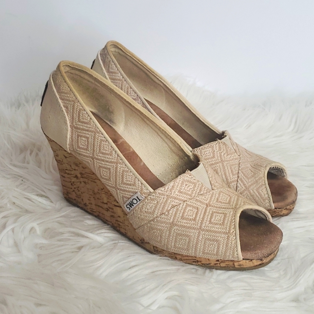 🐞Tom’s Tan Open Toe Wedge Shoes Size 6.5